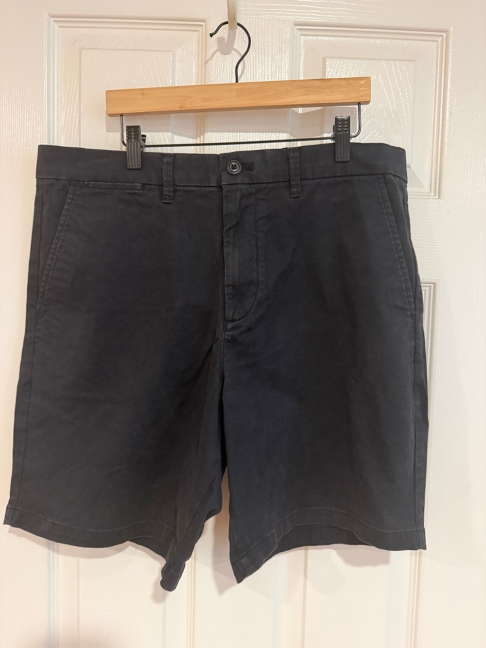 GAP Men's Classic Black Chino Shorts size 33, 8 inch short